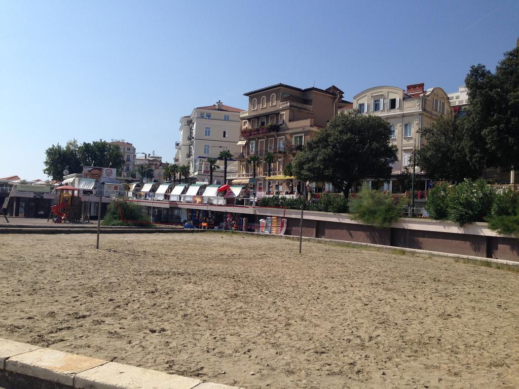 Opatija Central Studio Apartment Luaran gambar