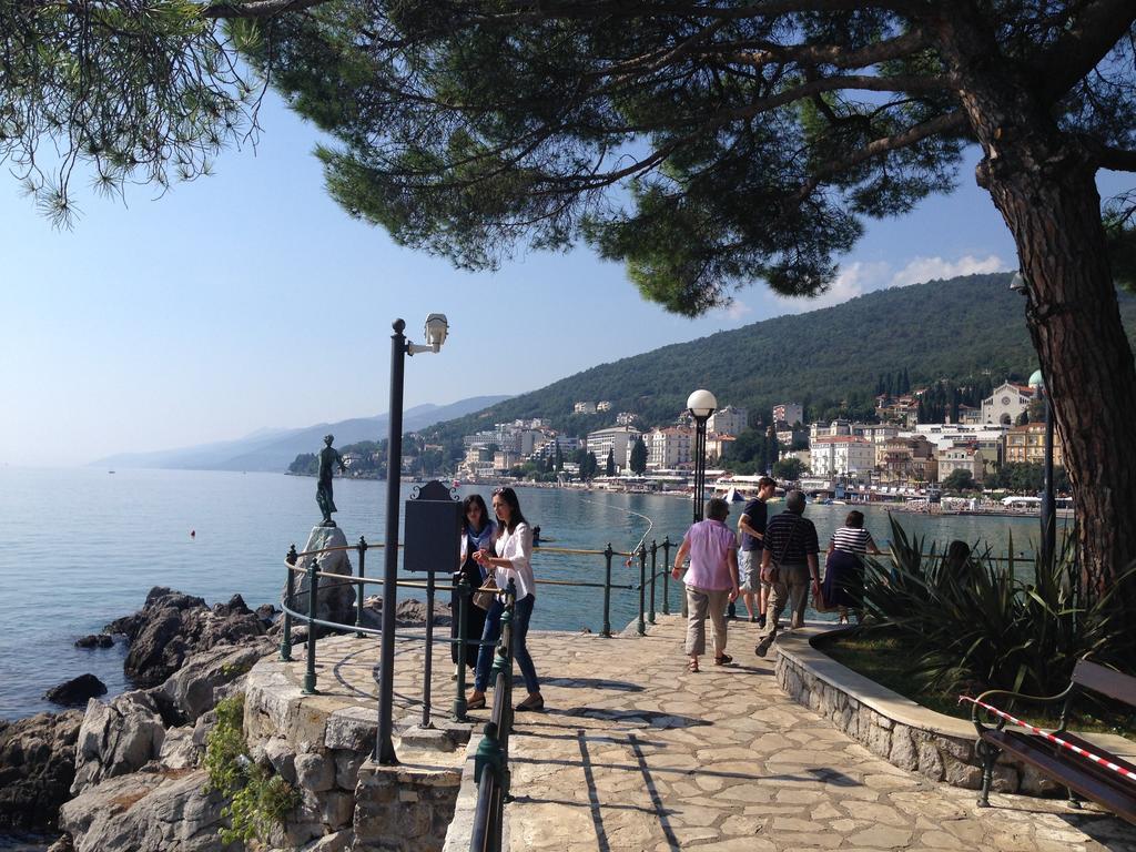 Opatija Central Studio Apartment Luaran gambar